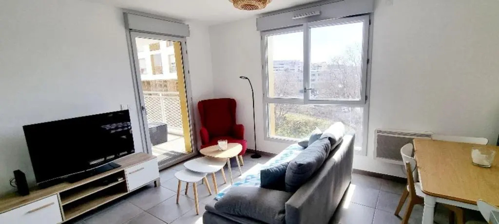 Nice 40m With Wifi Balcon Near The City