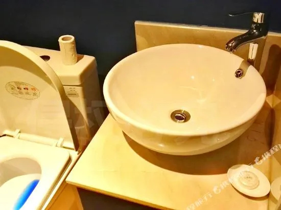 Baiqian Hotel
