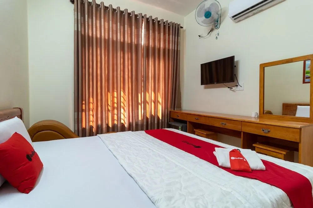 RedDoorz near Lotte Cinema Cong Hoa