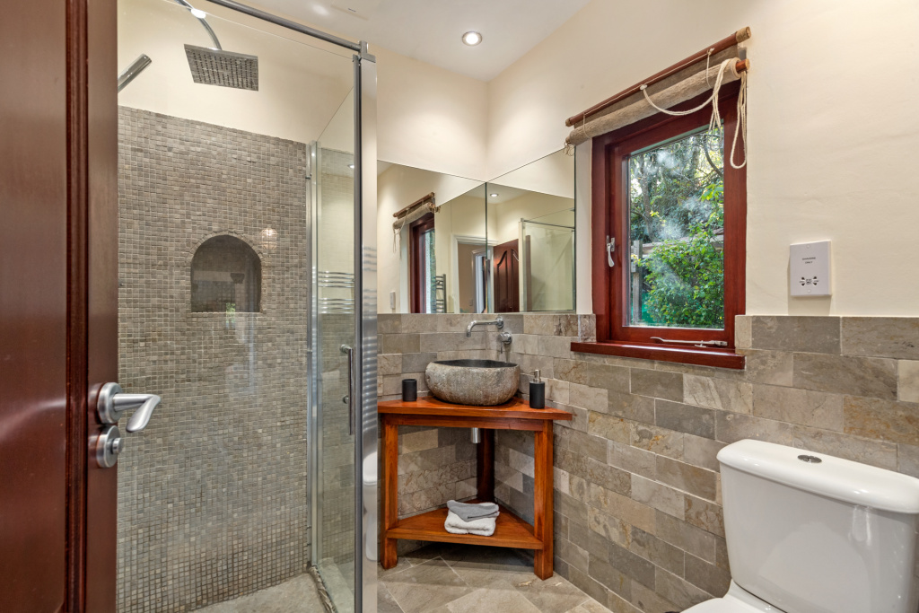 Glendale Cottage - Sea Views, Beach Access, Hot Tub