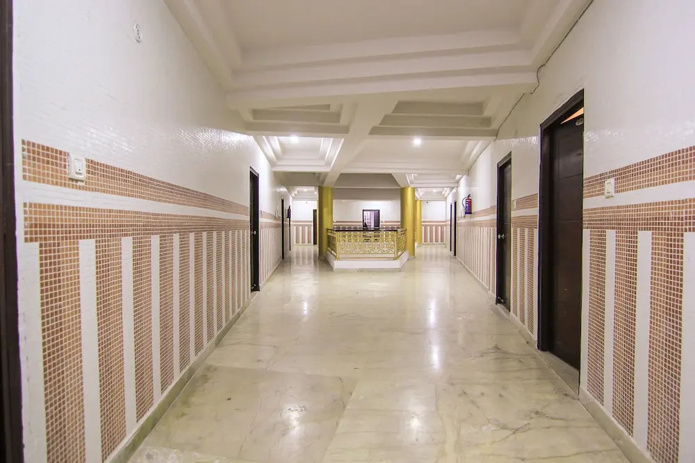 OYO 11532 Hotel SR Grand