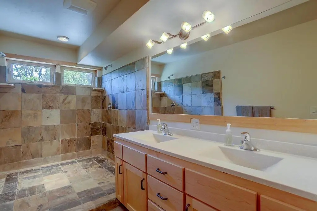 Hutsons Bridgeview **30 Day minimum**