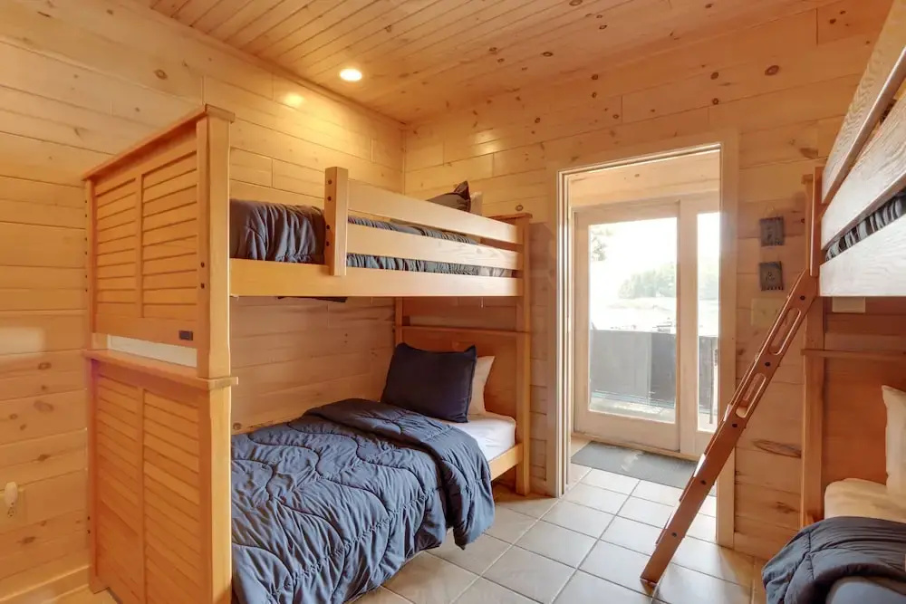 Mountain View Cabin on Lake Blue Ridge: Hot Tub