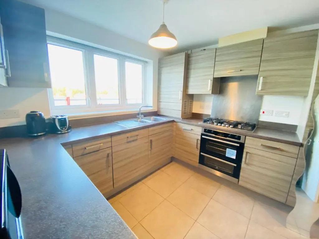 Modern 4-bed house with picturesque lakeside view