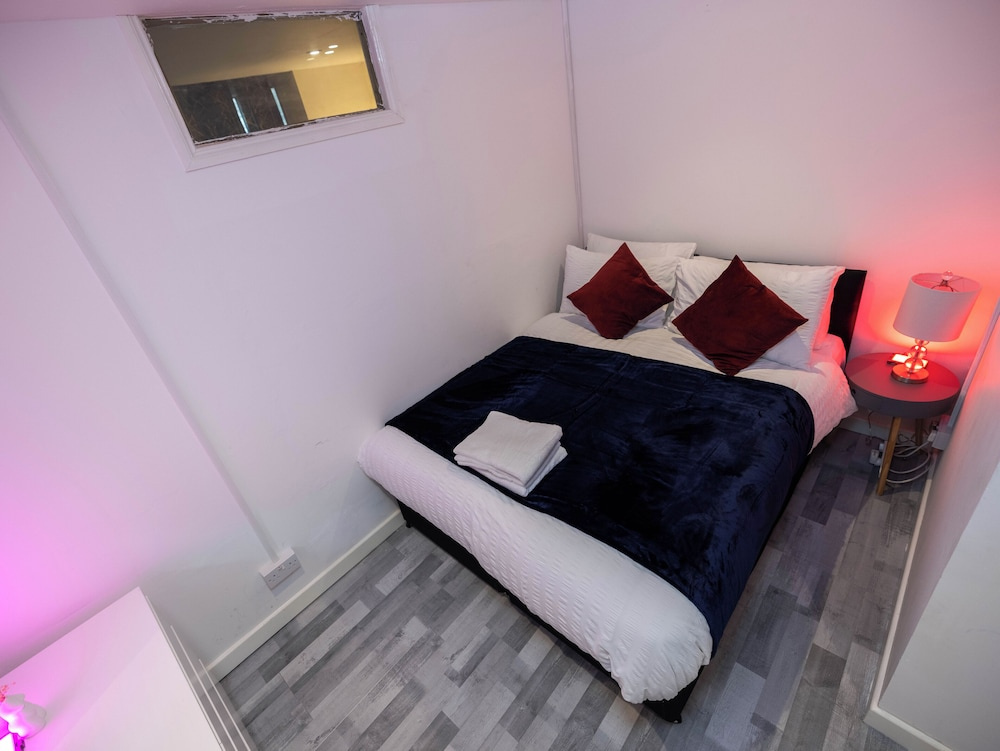 1 Bed-4guests-sofabed-wifi-closetocity-parking