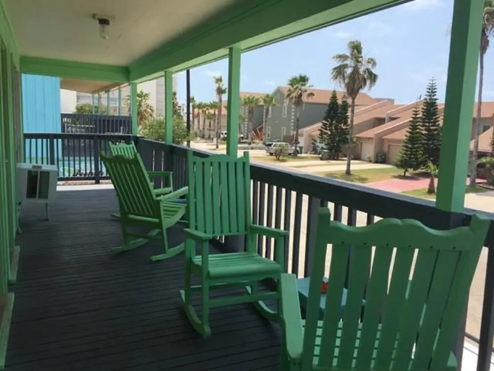 Upper Deck Hotel and Bar - Adults Only