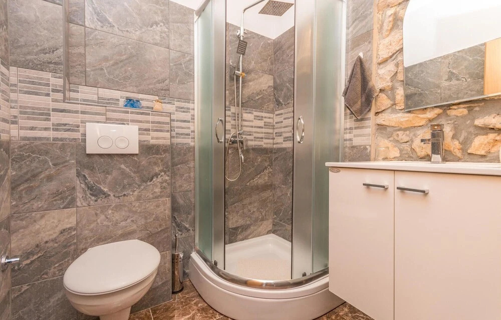 Amazing Home In Donje Rastane With Wifi