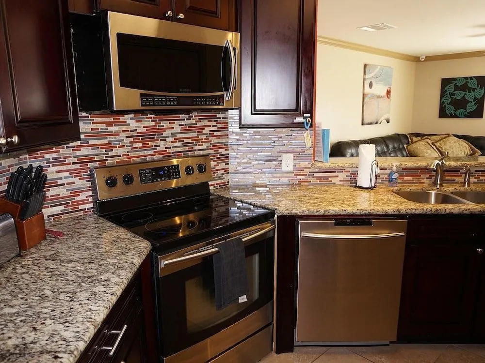 Beach-View Galveston Seawall Condo - 2 Br condo by RedAwning