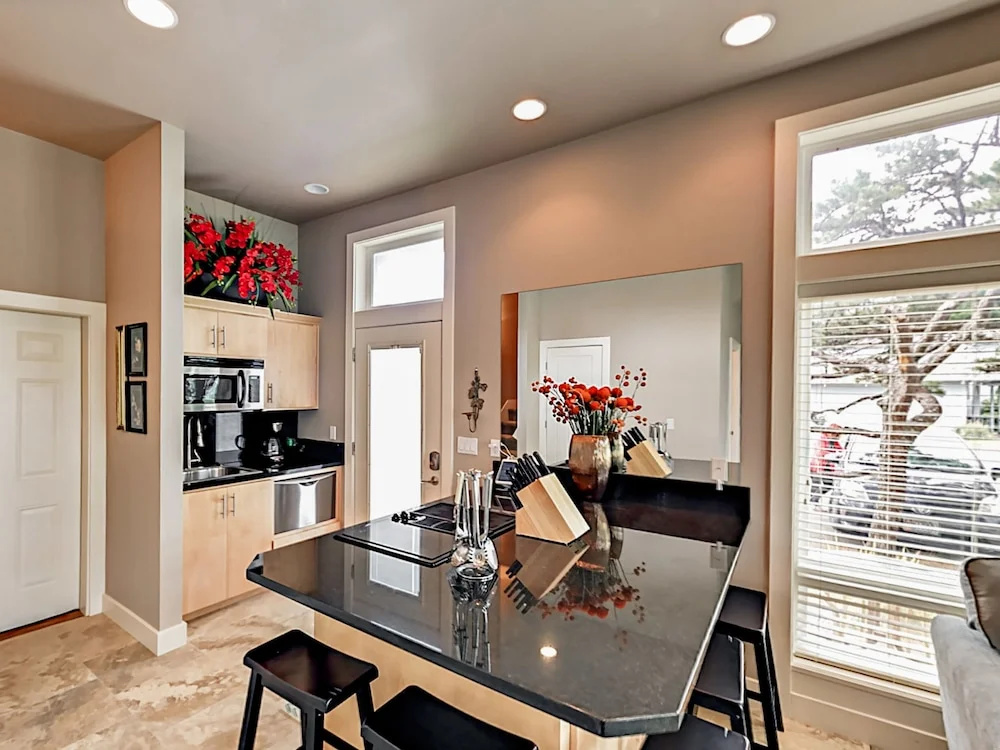 300 South Pacific St Townhouseunits 1 and 2 2 Bedrooms 2.5 Bathrooms T