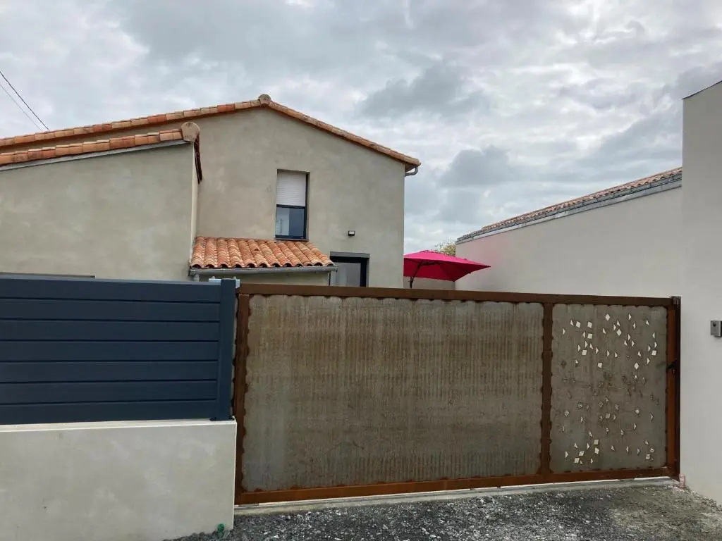 Maison calme, rénovée, proche Clisson – 3 chambres, terrasses, jardin, pétanque, stationnement privé - FR-1-306-1208