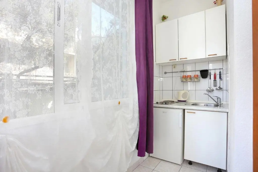 Apartments by the sea Makarska - 20587