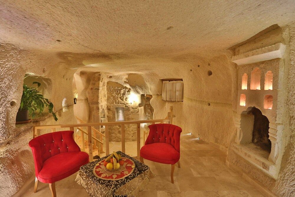 Abu Hayat Cave Suites