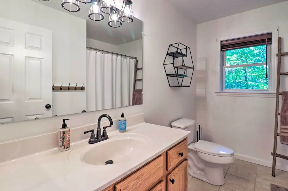 2 Mi to Sapphire Resort Home with Hot Tub and Games!