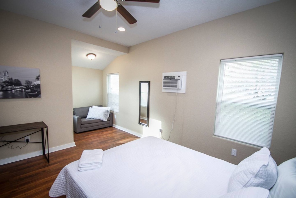 Douglas Way Remodeled House Near Downtown 1BA/1BA