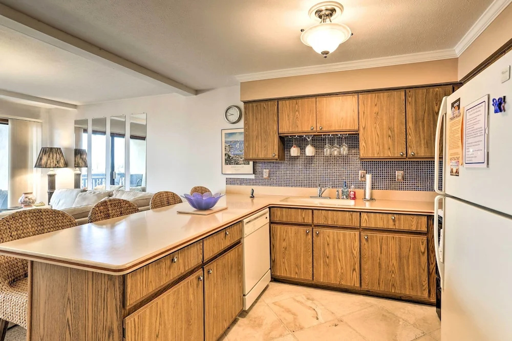 The Shores Condo w/ Beach Access < 2 Mi to Dtwn!