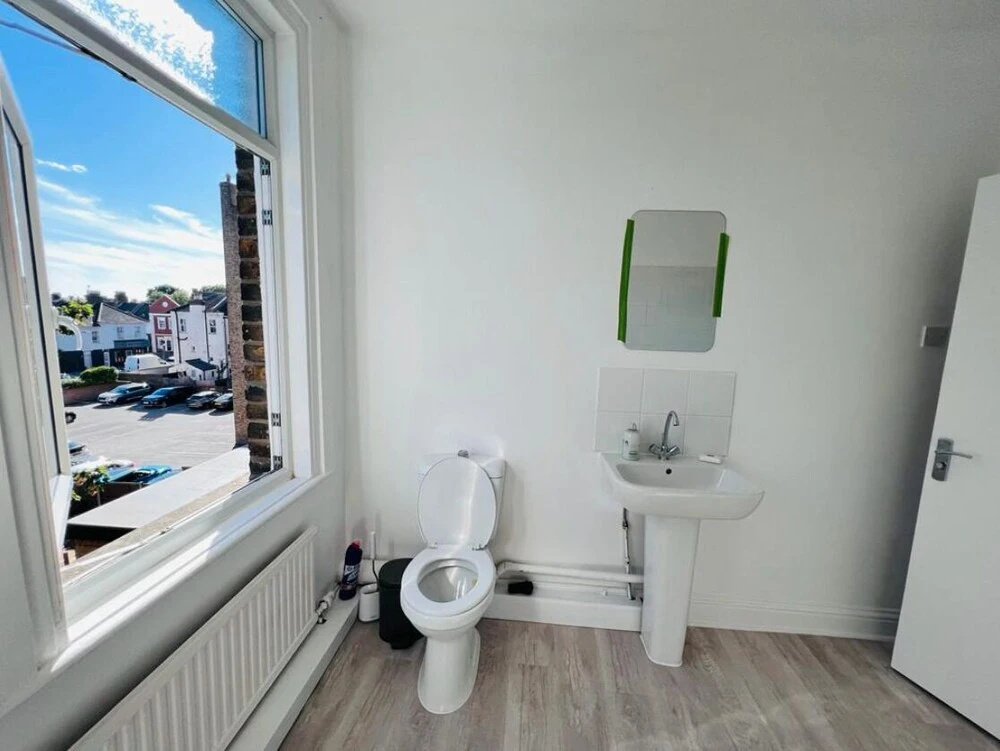 Spacious 6 double-bed rooms C2C Southend