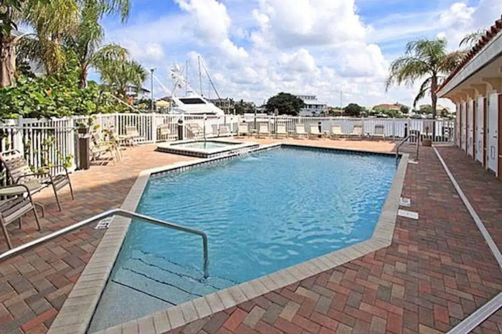 Luxury 5 Star Waterfront Condo 3 Bdr 2 Bath Pool Hot-Tub Panoramic Gulf and Intracoastal Waterway Views