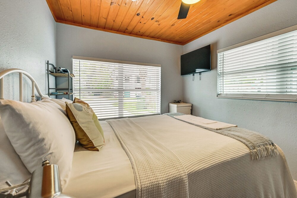 1 Mi to Midtown & Stadium! Couples Haven in Tampa