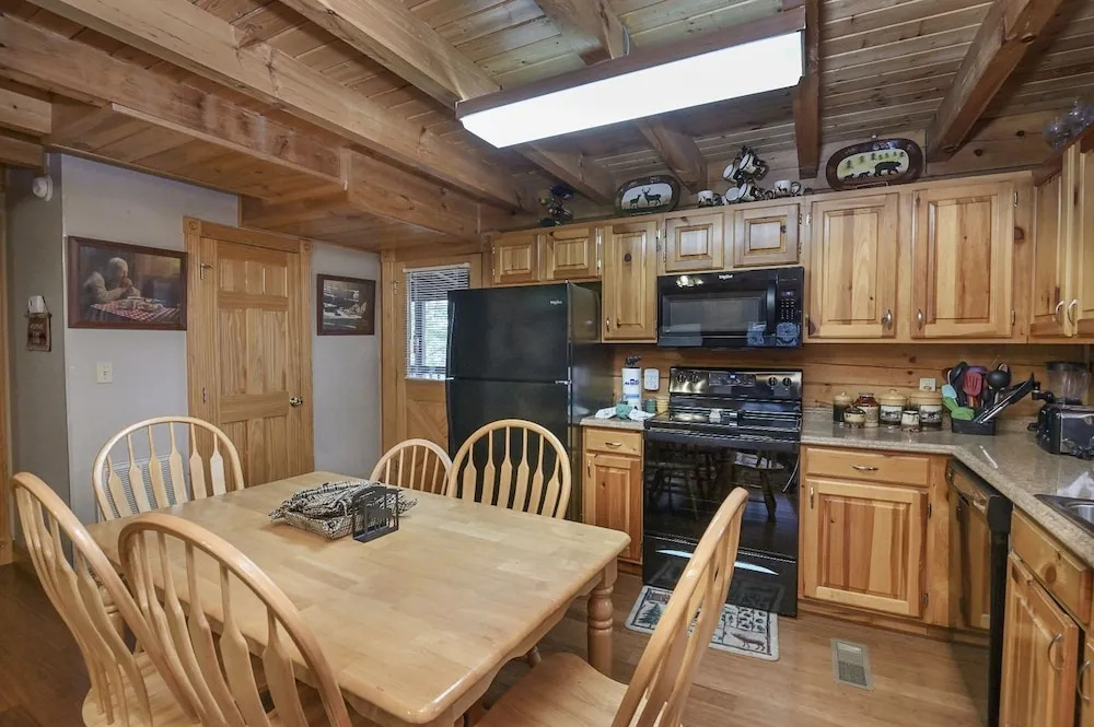 ER100 - Making Memories Great location - Close to town! cabin