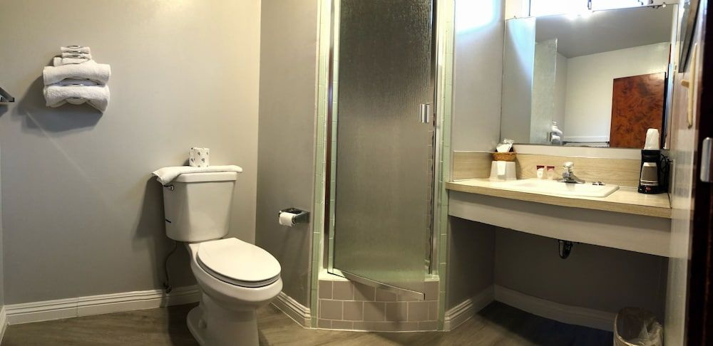 Curly Redwood Lodge