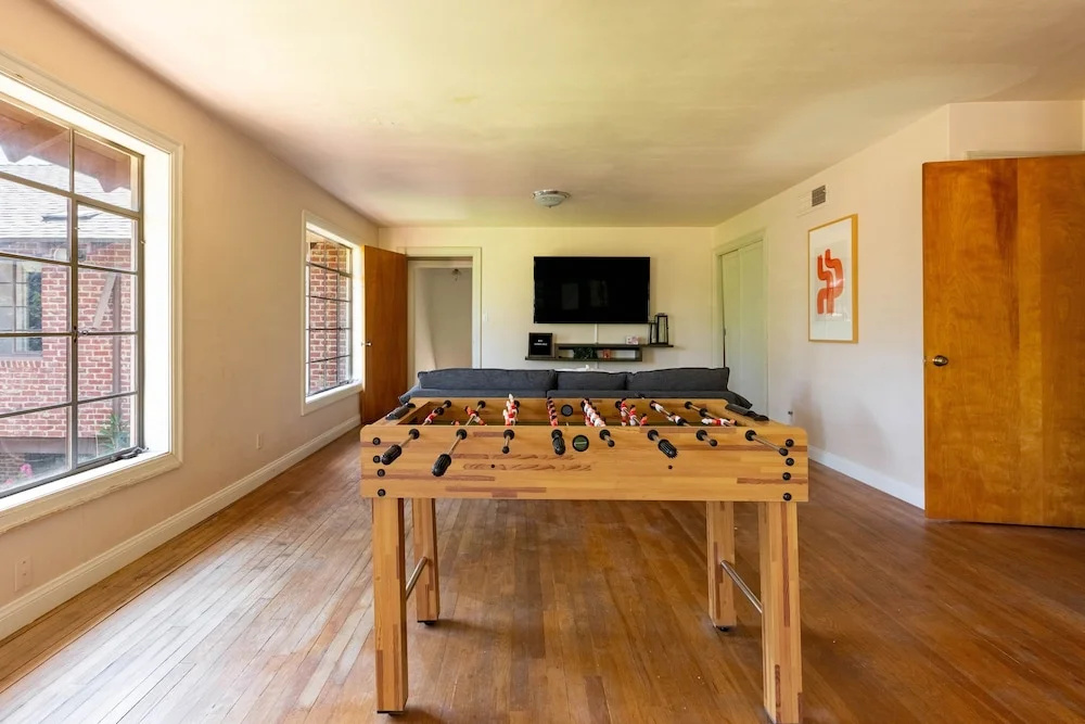 Fox Manor The Ultimate Fresno Getaway 5 Bedroom Home by RedAwning