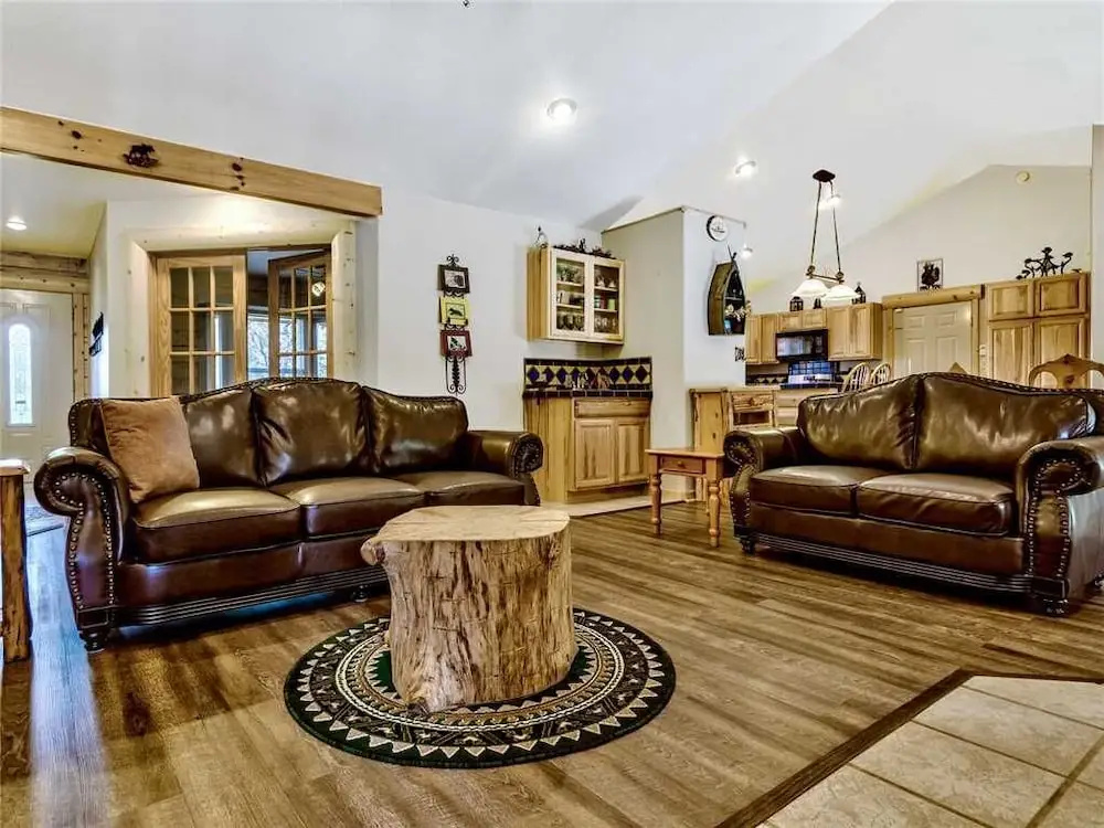 Log Heaven - Three Bedroom Cabin with Hot Tub