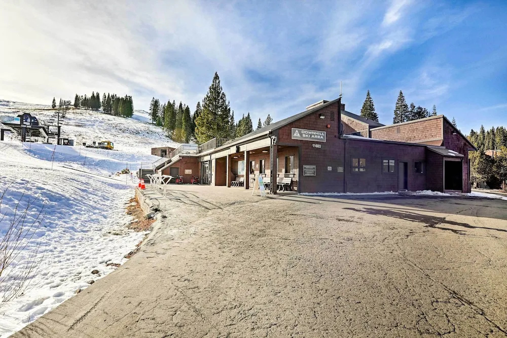 Home 1 Mi to Downhill Ski Resort: Bring Your Pets!