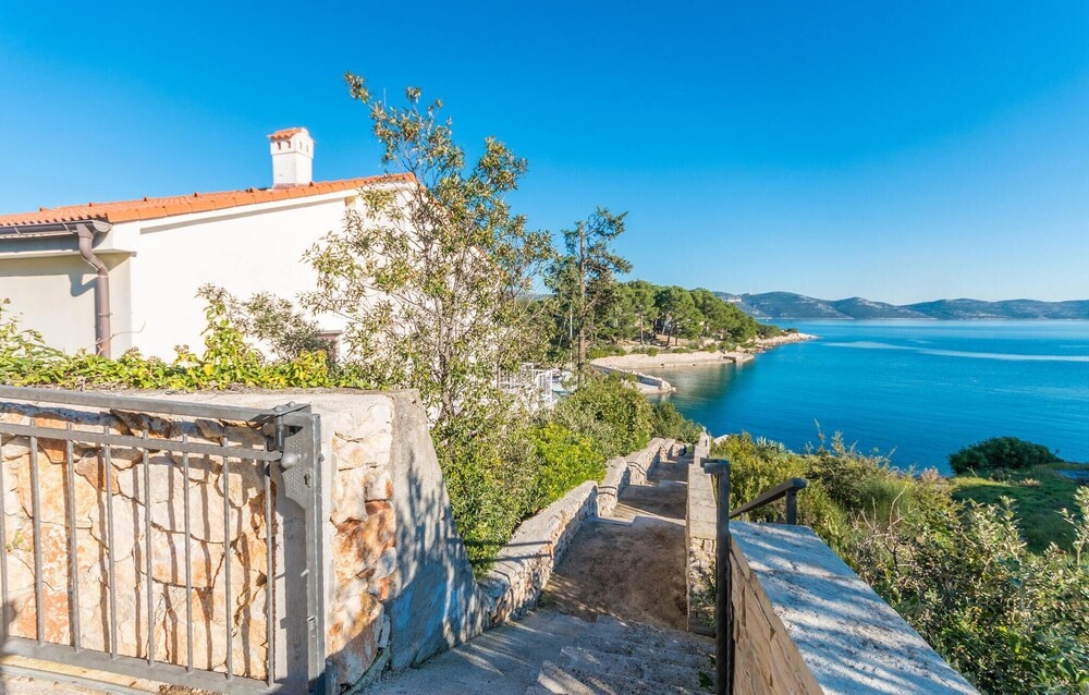Beautiful Home in Veli Iz With 5 Bedrooms, Wifi and Outdoor Swimming Pool