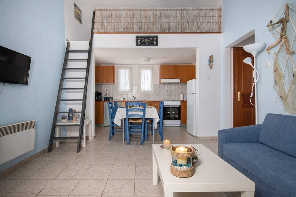 Beach Vibe - Seaside Stay w Balcony Near Volos