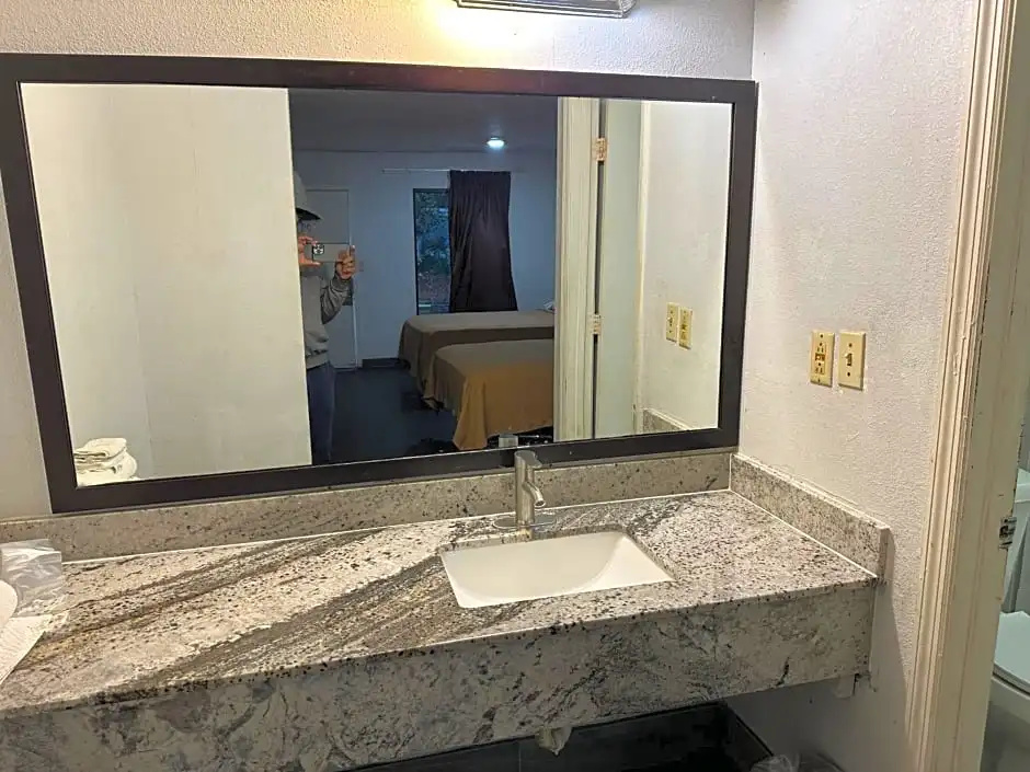 DELUXE INN augusta