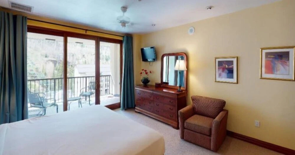 Cascade Village 2 Bedroom Condo, Mere Steps to Chair Lift With Pool and Hot Tubs