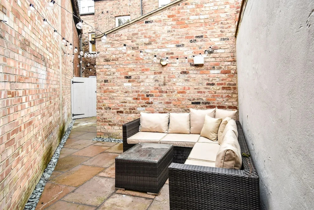 Saxon Rose Apartment