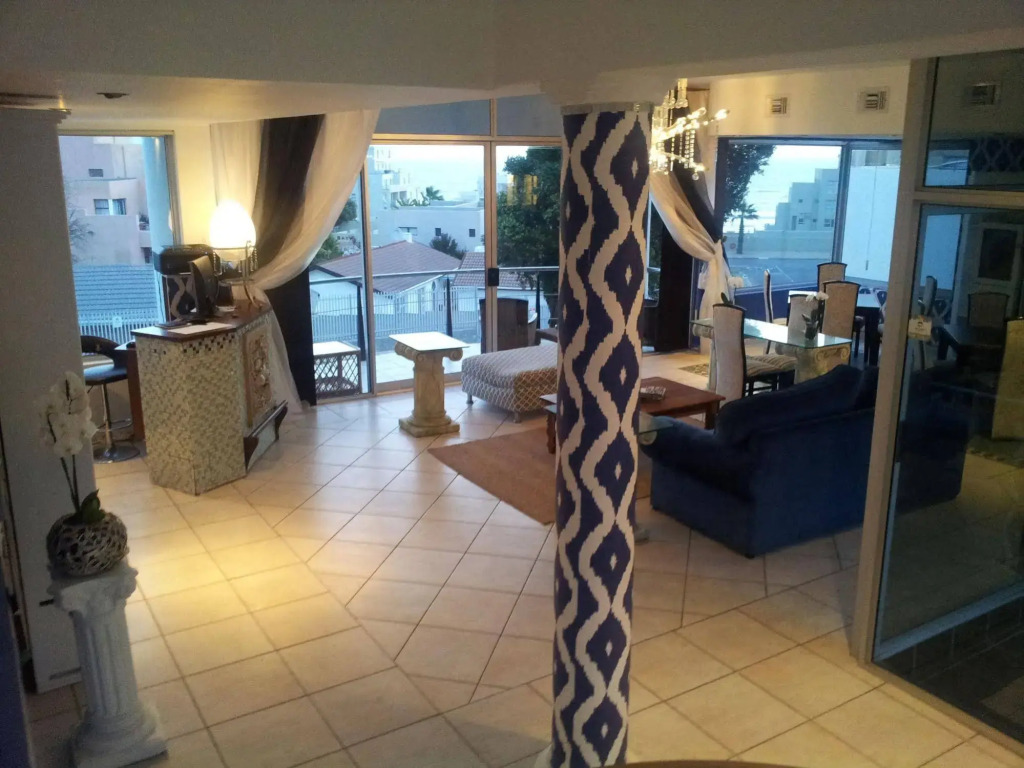 Bread & Barrel Palazzo Blouberg