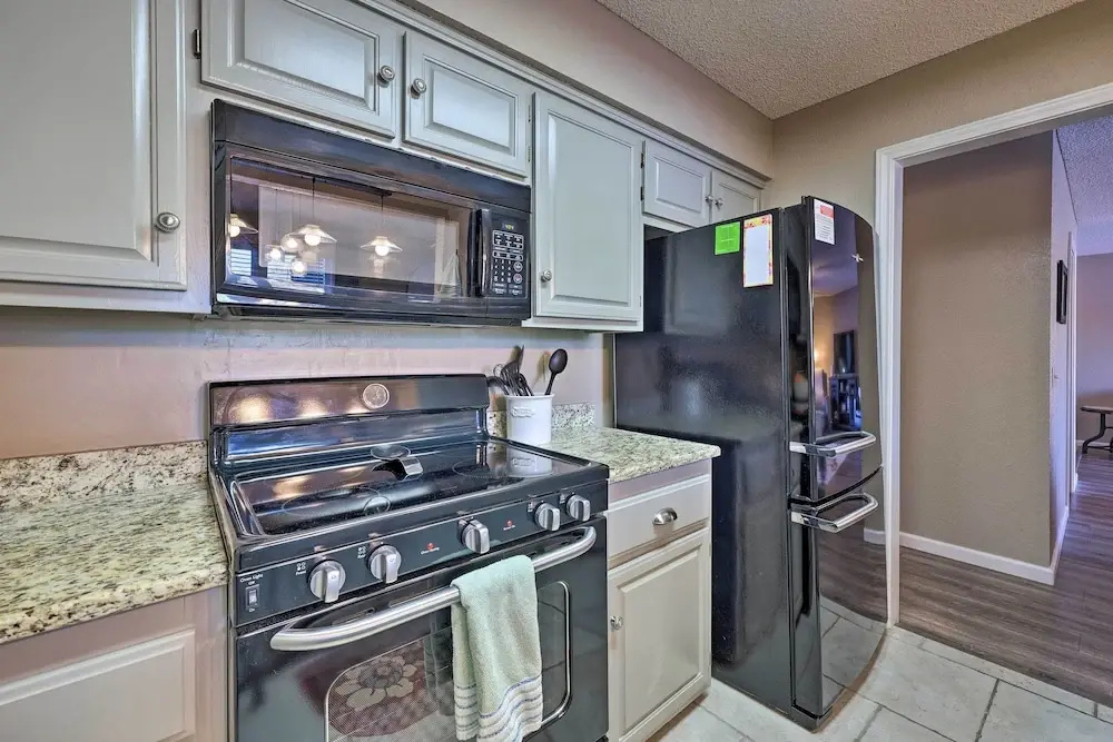 Bella Vista Home w/ Deck + Trails: On Golf Course!