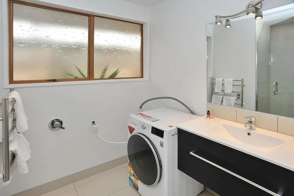 Relaxed 3BR Hideaway - Outdoor Living & Pets - Christchurch Holiday Homes