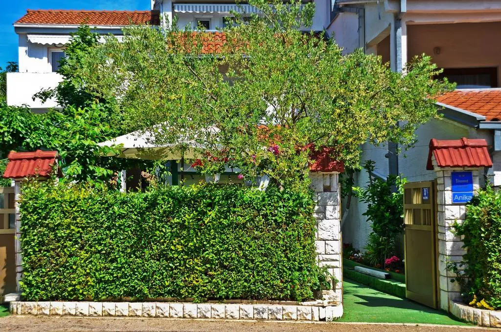Apartments and Rooms Anika
