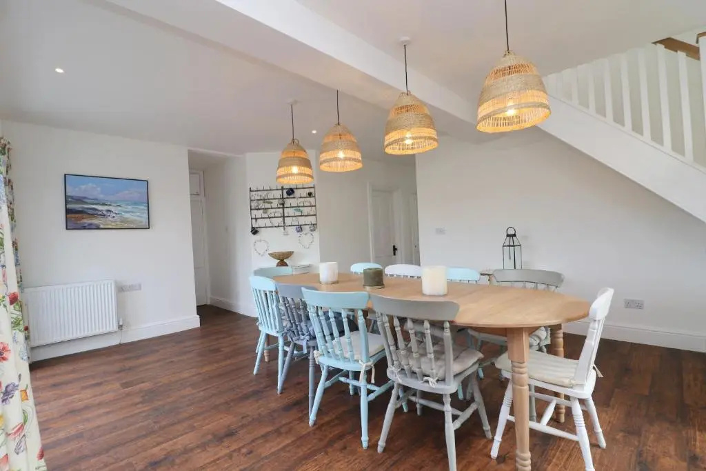 Spacious & modern beach house, 100m to beach