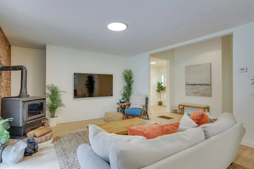 Charming Swan Lake Apartment w/ Deck!