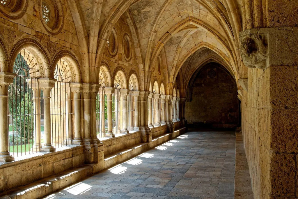 Hôtel de l'Orme, Akena