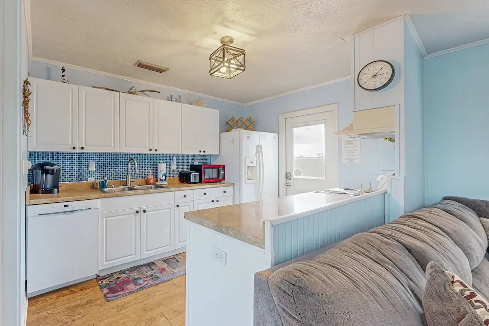 Serene 2-level Home With Wifi & Deck - Walk to Beach, 1 dog Welcome