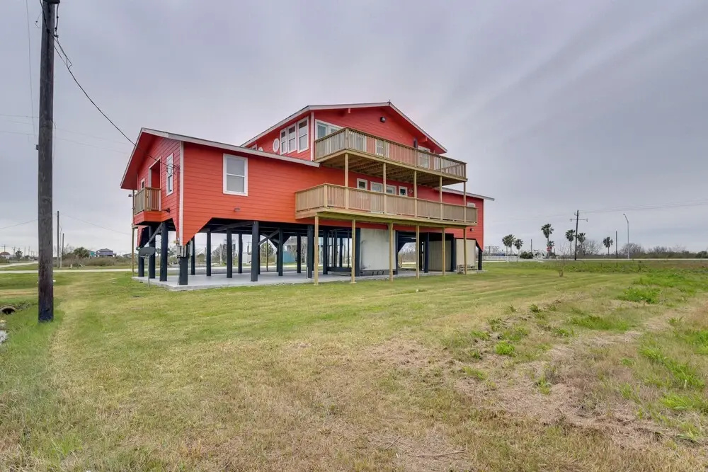 9 Mi to Crystal Beach: Pet-friendly Apt w/ Balcony