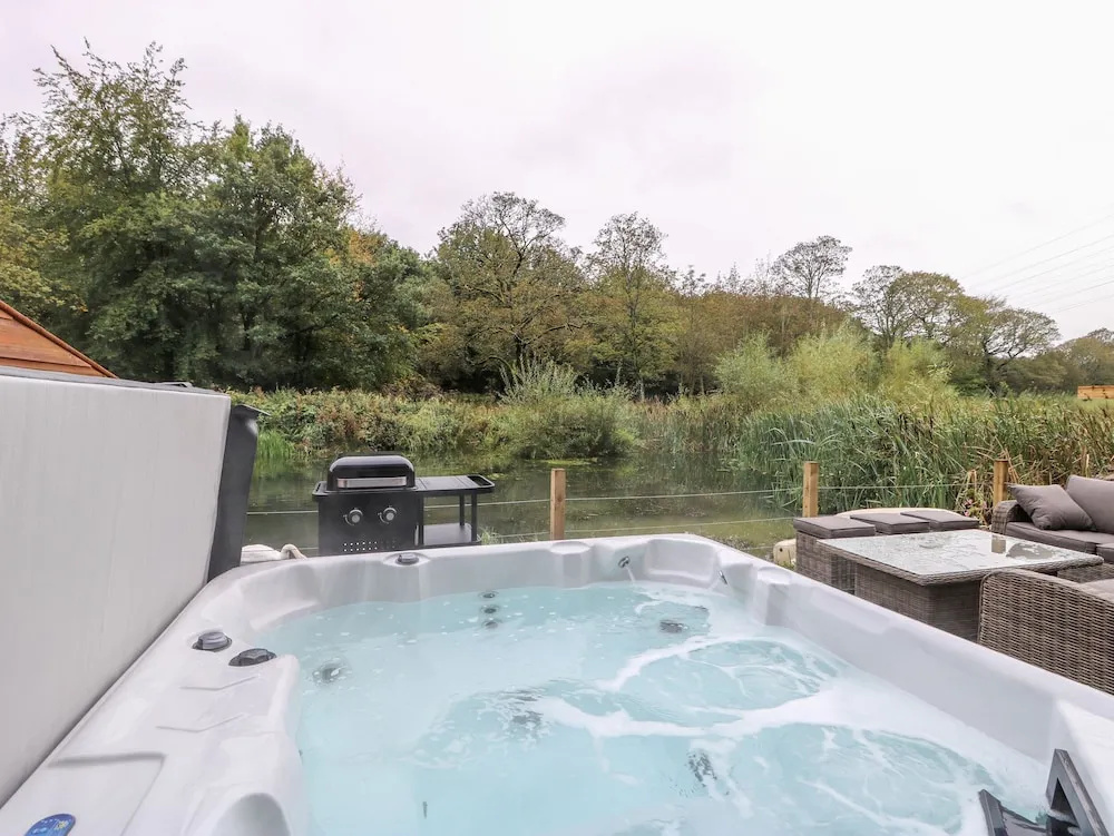 14 Waterside Lodges