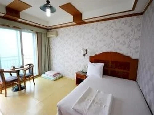 Sunny Holiday Hotel