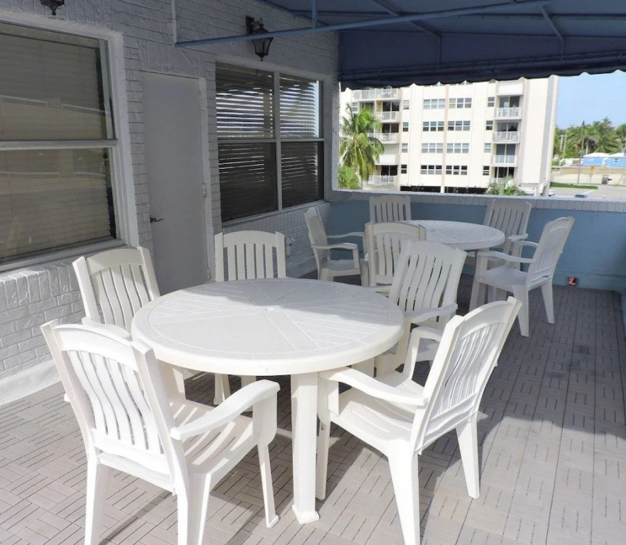 Windwood Beachside 303 on Hollywood Beach 3/2 for 8 Pool