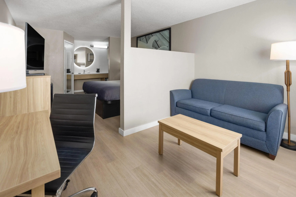 Super 8 by Wyndham Ellenton Bradenton Area