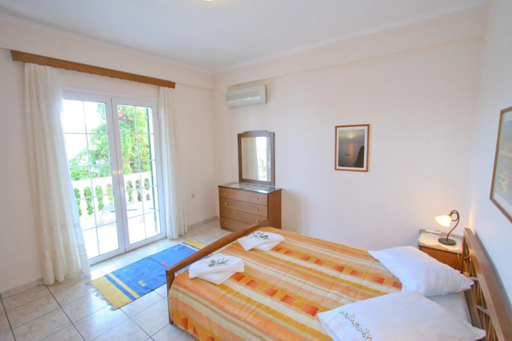 Dolphin House Large Private Pool Walk to Beach Sea Views A C Wifi Car Not Required - 557