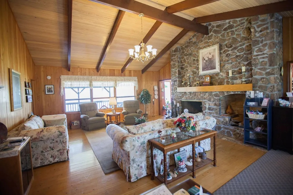 Red Bud Cove Lakefront Farm House on Table Rock Lake