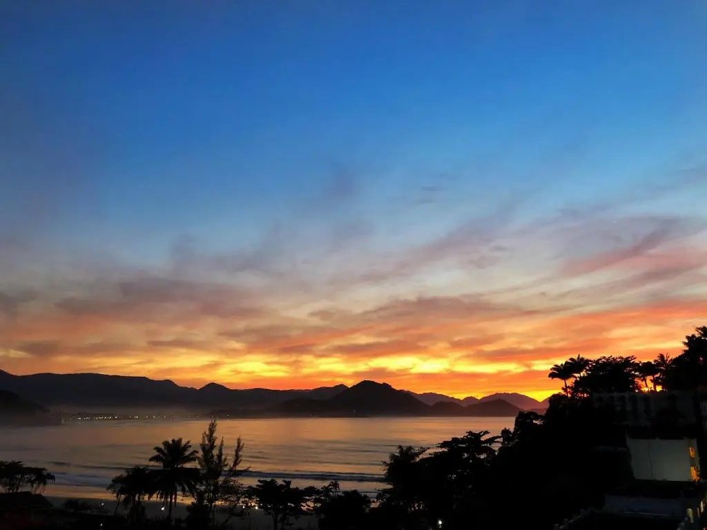Apartamento Ubatuba Vista para o mar e pé na areia - Praia das Toninhas