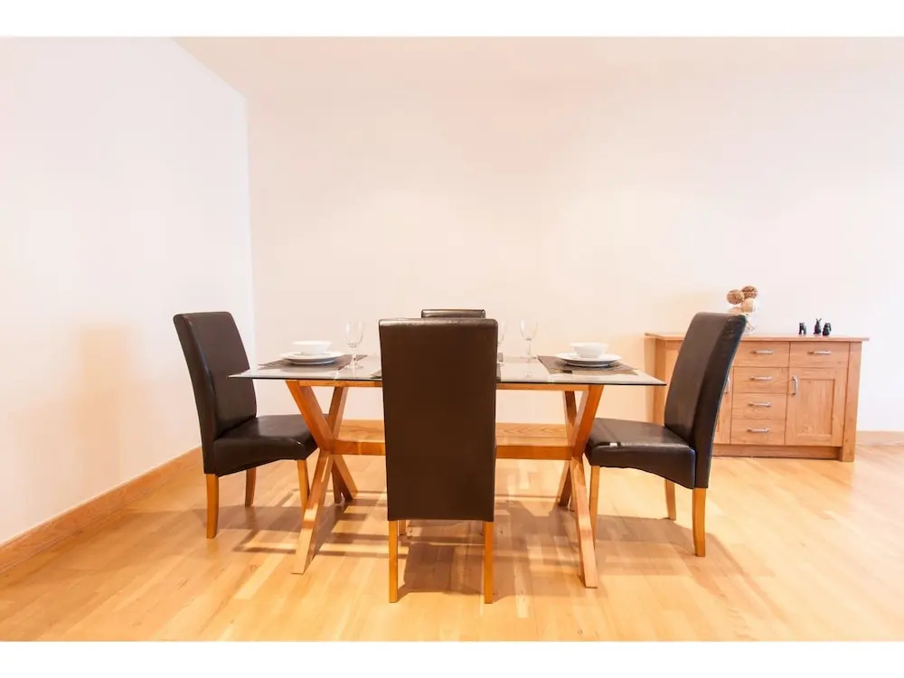 Spacious Riverside Flat for 4 in Stratford