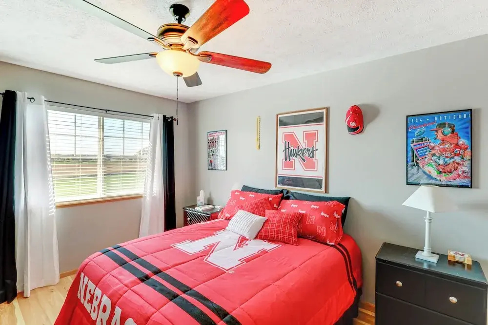 4 Mi to Memorial Stadium: Family Escape in Lincoln